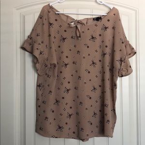 Boutique shirt with beautiful back details. 2 bows